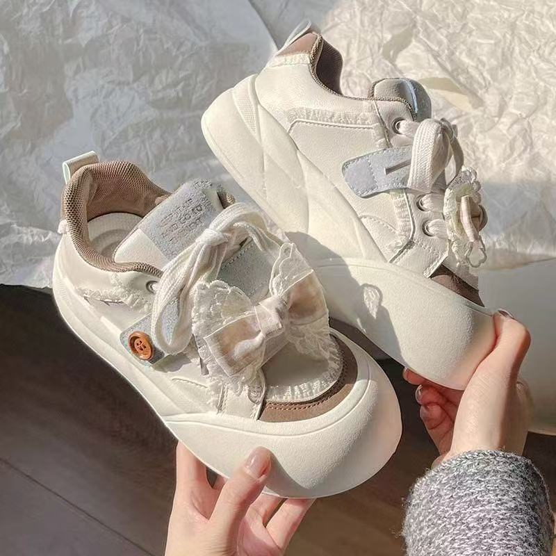 Damen Sportliche Sneaker mit einzigartigen Dekorationselementen EB