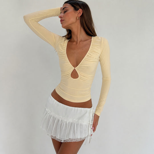 Damen nan tailliertes Langarmshirt mit tiefem V-Ausschnitt, Raffung und Schlüssel‑Cutout EB