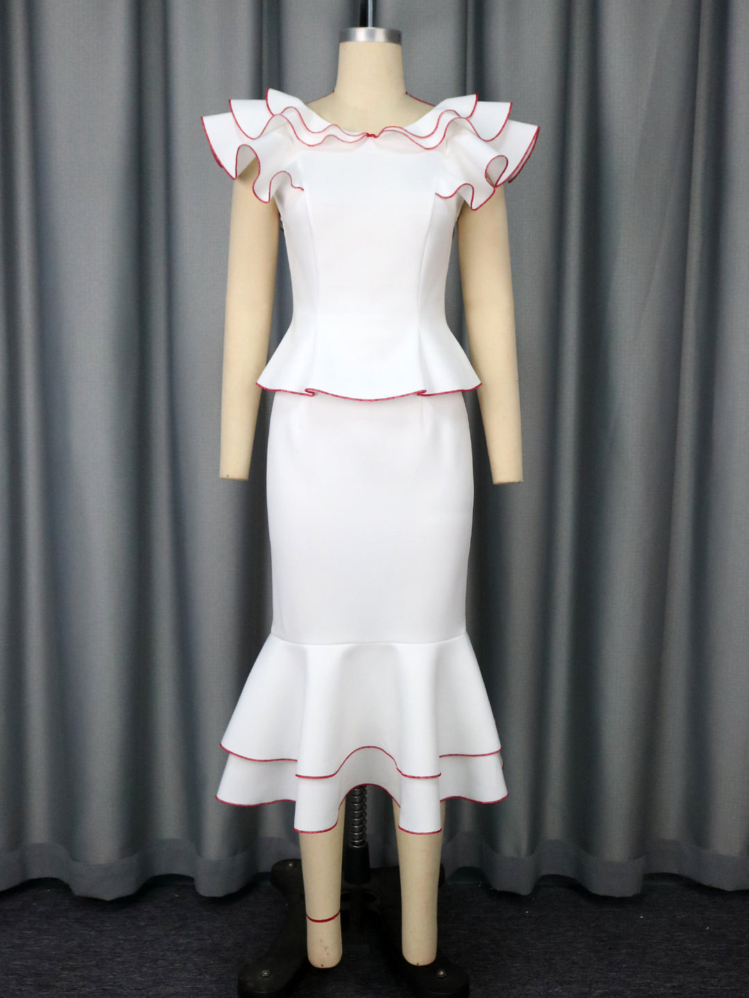 Damen figurbetontes Kleid mit voluminösem Rüschensaum und farbigem Akzent EB