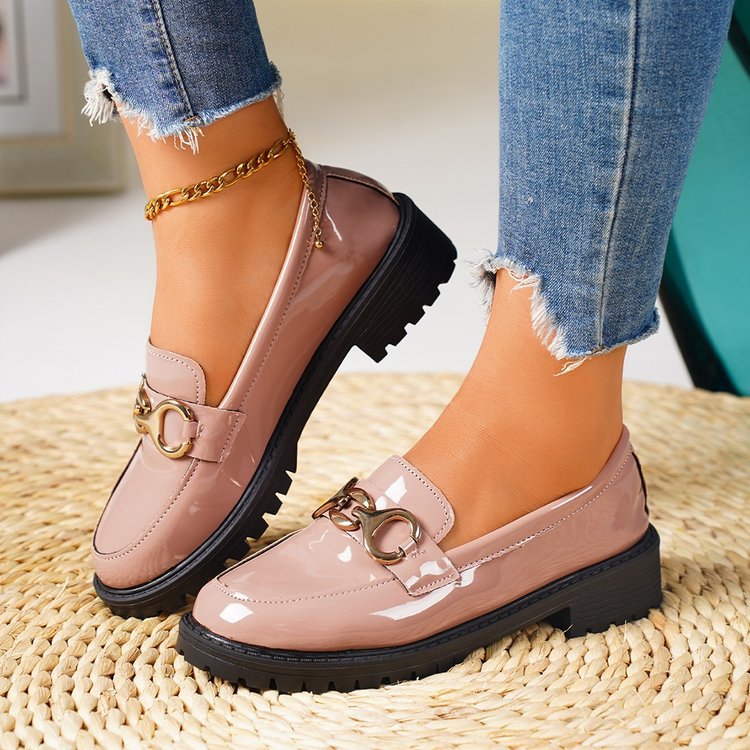 Damen nan lackierte Loafer mit profilierter Traktorsohle und goldener Zierkette EB