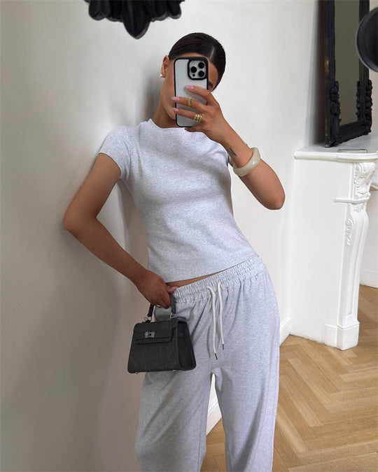 Damen figurnahes Kurzarm-Rippshirt und elastische High-Waist-Loungehose Set Eichborn Berlin