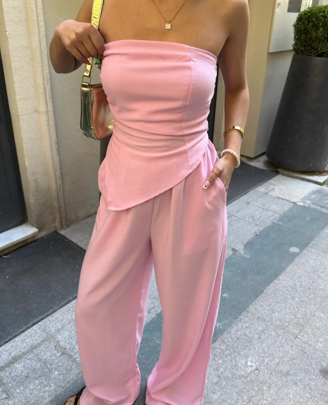 Damen elegantes Jumpsuit mit trägerloser Silhouette und asymmetrischem Design EB