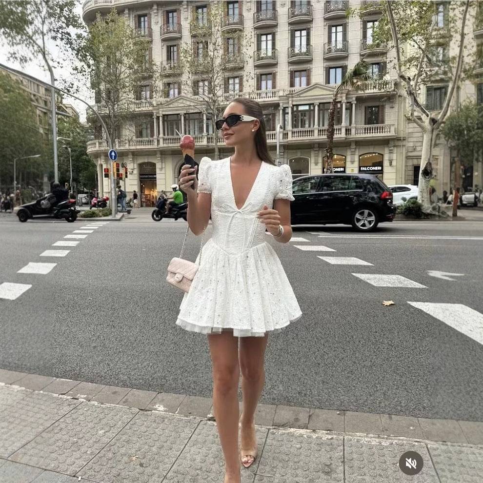 Damen Sommerkleid mit zarter Stickerei und voluminösem Rock EB