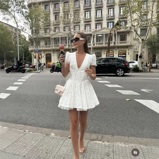 Damen Sommerkleid mit zarter Stickerei und voluminösem Rock EB