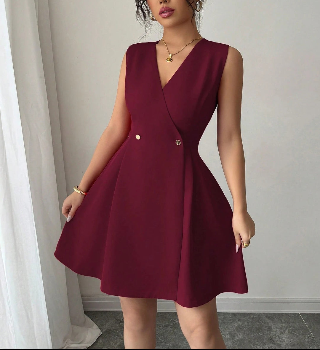 Damen Wickelkleid mit eleganter Silhouette und Knopfdetails EB