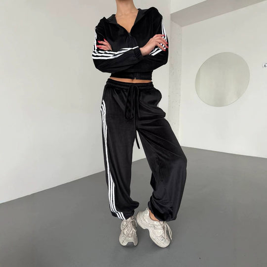 Damen Retro-Samt Trainingsanzug mit seitlichen Streifen, hochgeschnittener Bund und Reißverschluss Eichborn Berlin