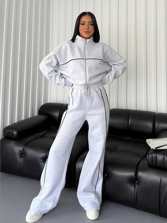 Damen lässiges Sweatset mit Stehkragen Reißverschluss gekürzter Jacke und hochtaillierter Schlaghose Eichborn Berlin