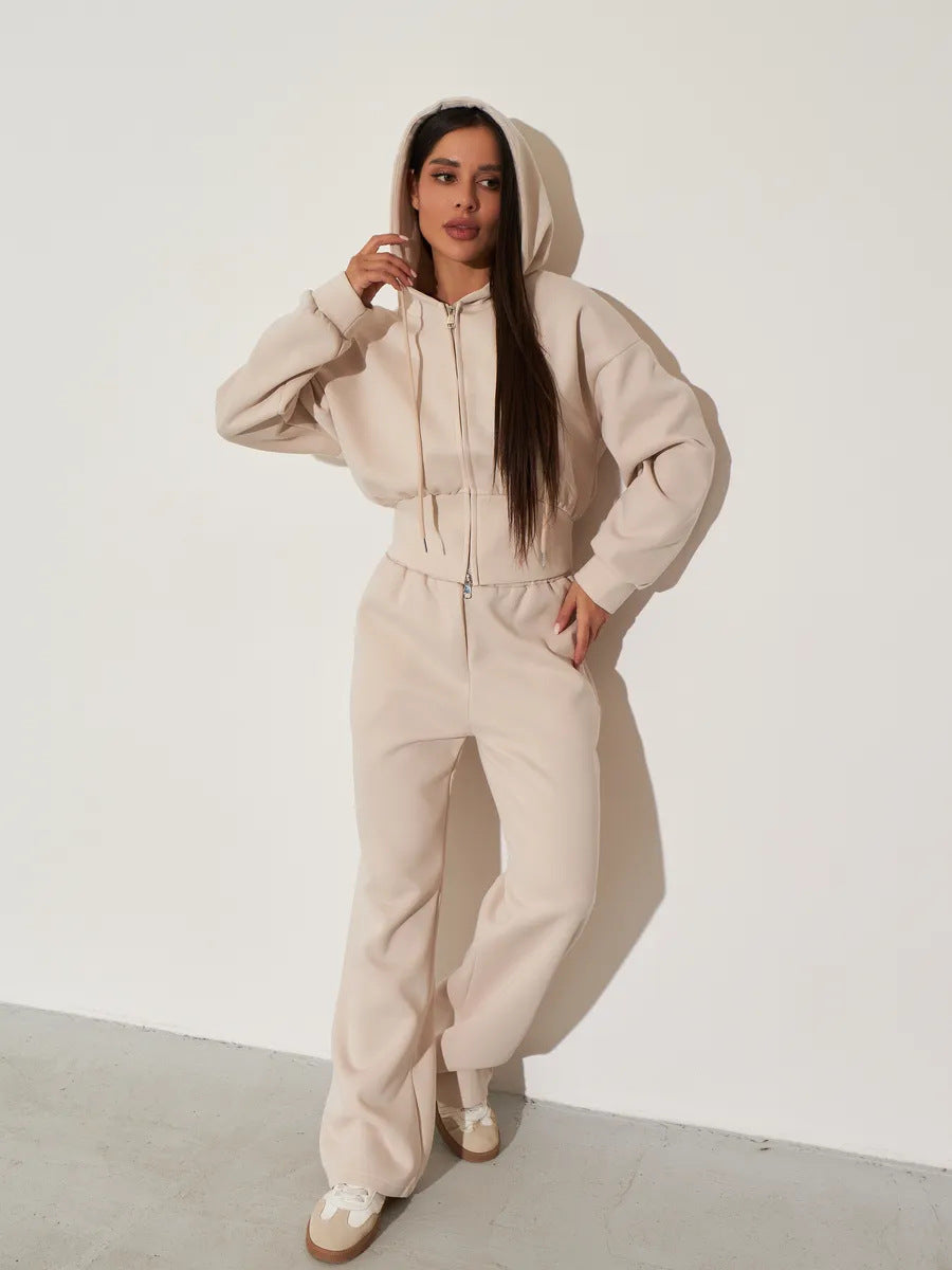 Damen kurzes Kapuzen-Zipshirt mit tailliertem Tunnelzug und weit geschnittene High-Waist-Loungehose Eichborn Berlin