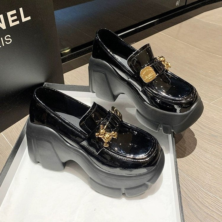 Damen Plateauschuhe mit glänzendem Obermaterial und modischen Applikationen EB