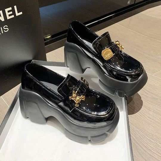 Damen Plateauschuhe mit glänzendem Obermaterial und modischen Applikationen EB
