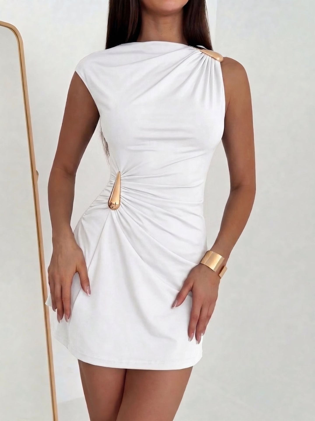 Damen nan asymmetrisches tailliertes Minikleid mit einseitigem Schulterdetail und metallischen Zierbeschlägen EB