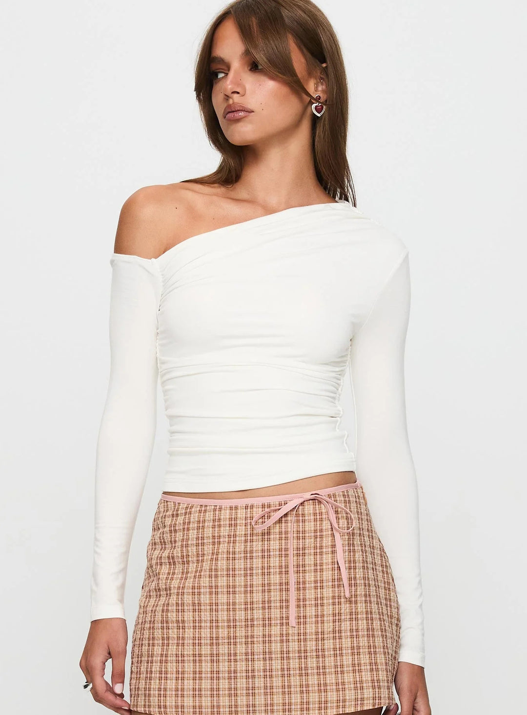 Damen Off-Shoulder Raffungsshirt mit langen Ärmeln und elegantem Design EB