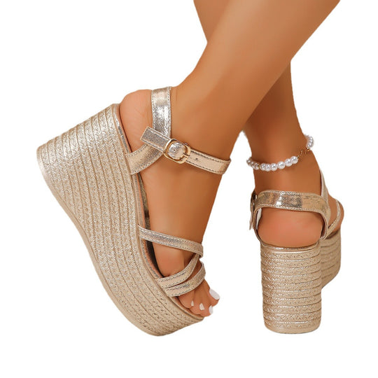 Damen nan metallische Keilsandalette mit geflochtenem Bastplateau, gekreuzten Riemen und verstellbarer Schnalle EB