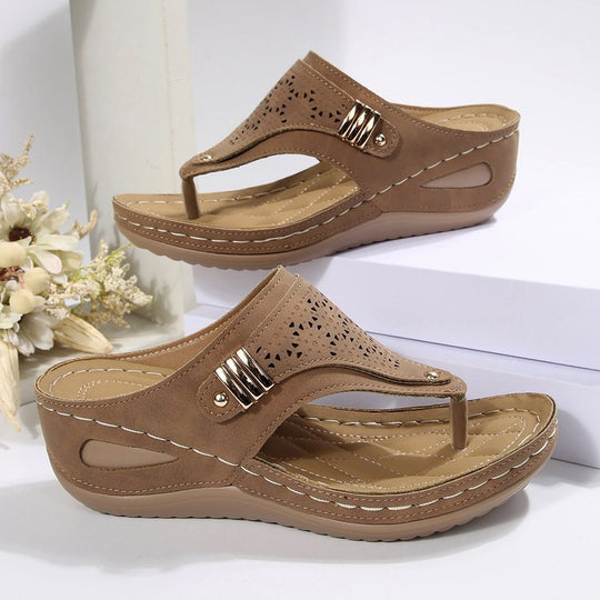 Damen Zehentrenner-Sandalen mit zierlichem Lochmuster und komfortabler Fußbettung EB