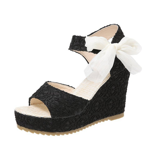 Damen nan romantische Keilabsatz-Sandalette mit Spitzenoptik und Organza-Schleife EB