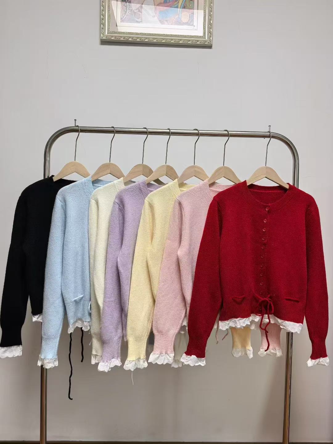 Damen kuscheliger Strickjacke mit fransigen Details und Bändchen EB