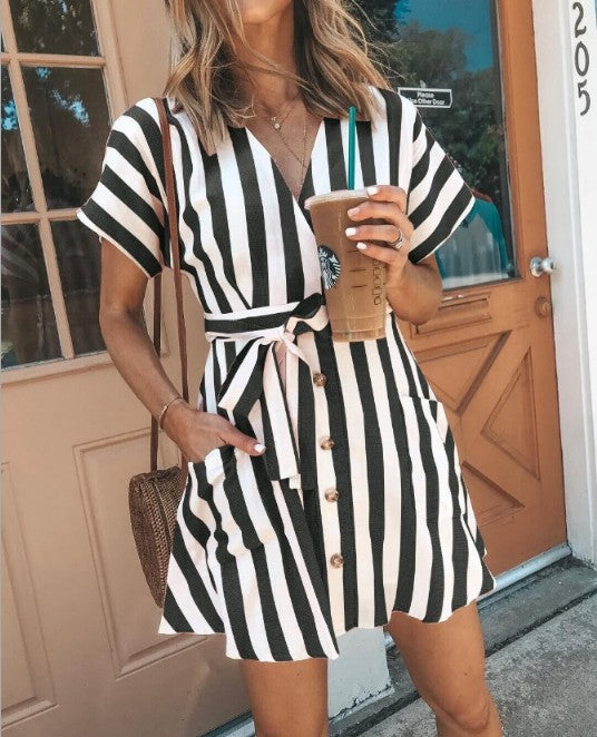 Damen Wickelkleid im modernen Streifenlook mit praktischer Knopfleiste und Taillengürtel EB