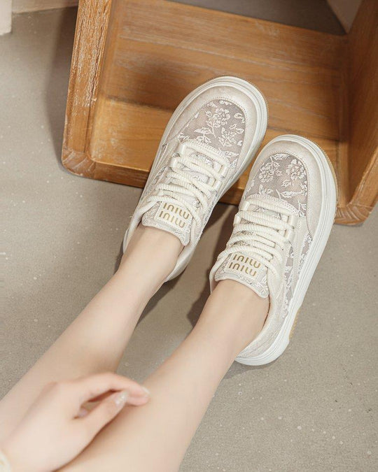 Damen Sneakers mit filigranem Blumenmotiv und gepolsterter Sohle EB