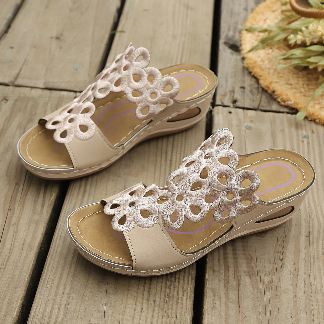 Damen Wedge-Sandalen mit elegantem Blumen-Design EB
