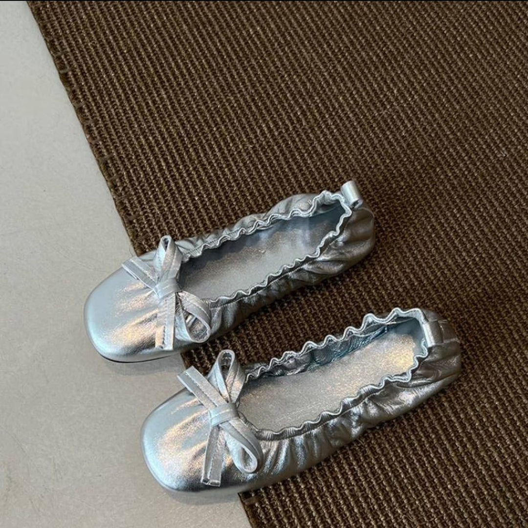 Damen Ballerina-Schuhe mit glänzender Oberfläche und verspieltem Rüschenrand EB