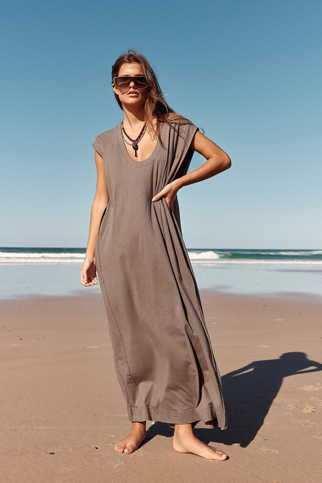 Damen lässiges Maxikleid mit tiefem Ausschnitt und seitlichen Schlitzen EB