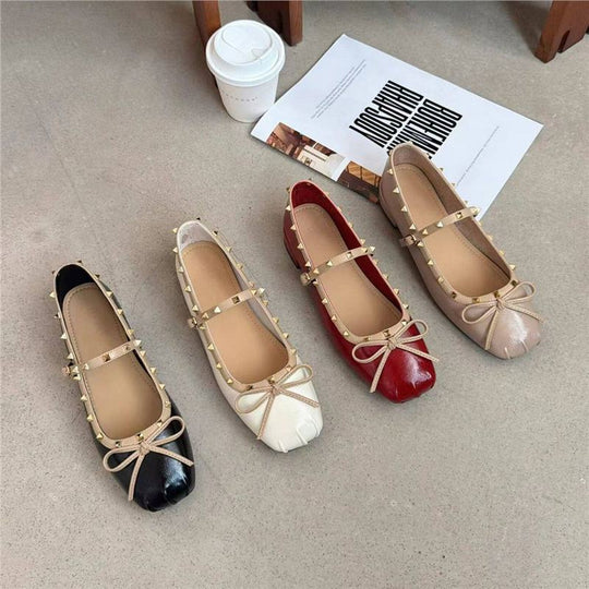 Damen Ballerina mit quadratischer Zehenbox, Nietenbesetztem Rand und verstellbarem Mary‑Jane Riemchen EB