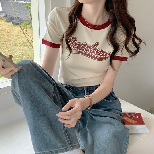Damen lässiges Crop-Top mit kontrastierenden Ärmeln und kreativem Schriftzug EB