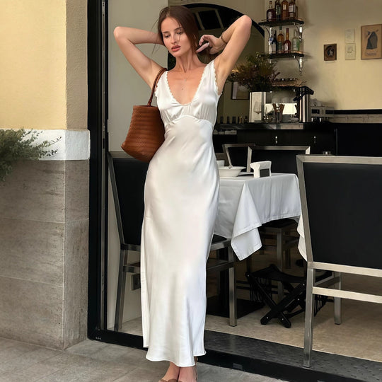 Damen elegantes Satin-Nachtkleid mit tiefem V-Ausschnitt und breiten Trägern EB