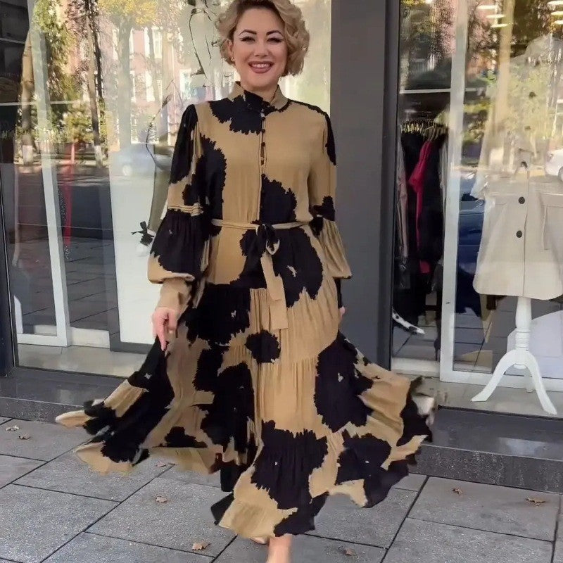 Damen Plissee Maxikleid mit tiefem Rundhalsausschnitt und eleganten Rüschen EB
