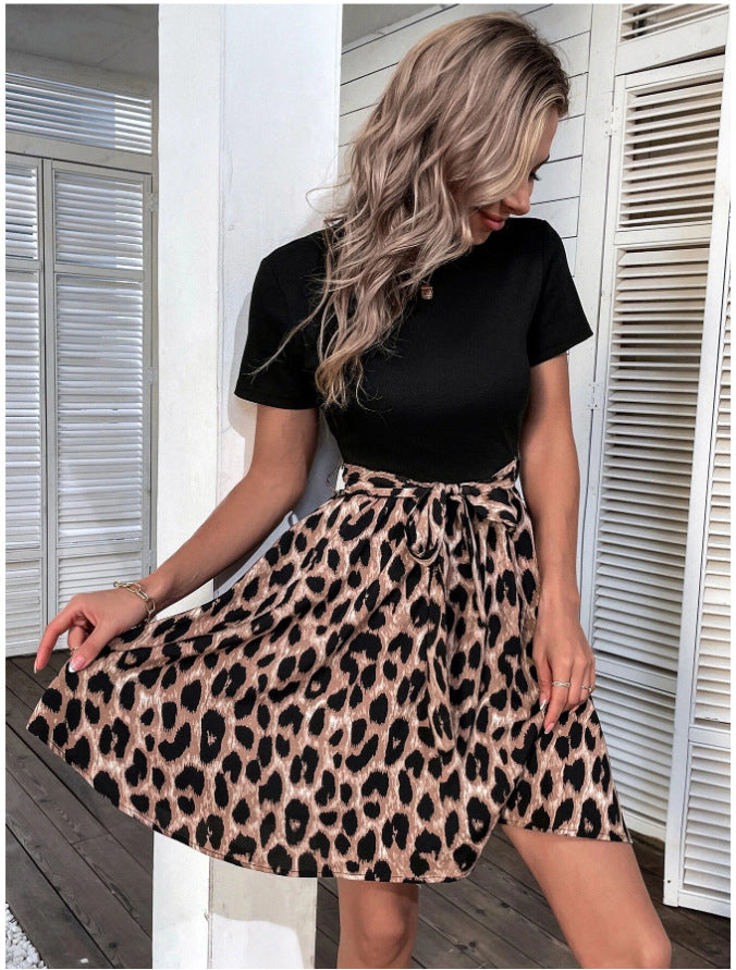 Damen Cocktailkleid mit Wickelbund und modischem Leopardenmuster EB