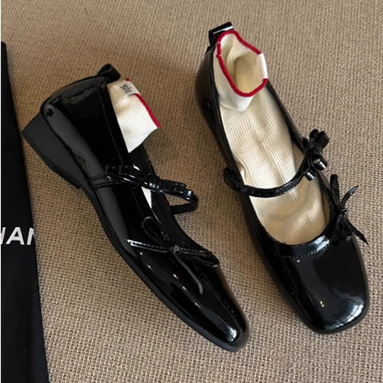 Damen Ballerina-Schuhe mit schimmernder Oberfläche und verspieltem Riemen EB