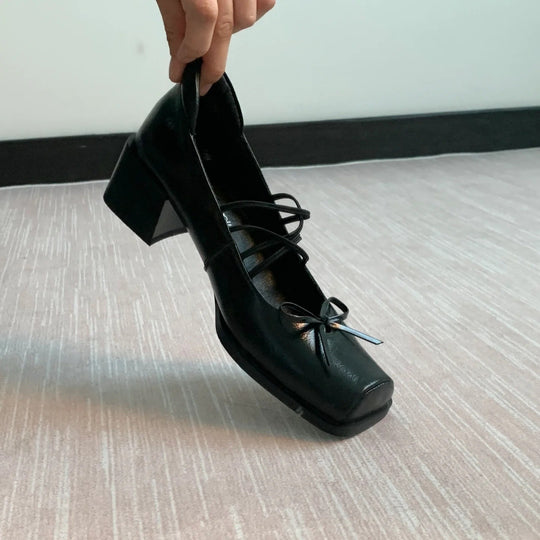 Damen Quadratpumps mit dekorativen Schnürdetails und elegantem Blockabsatz EB