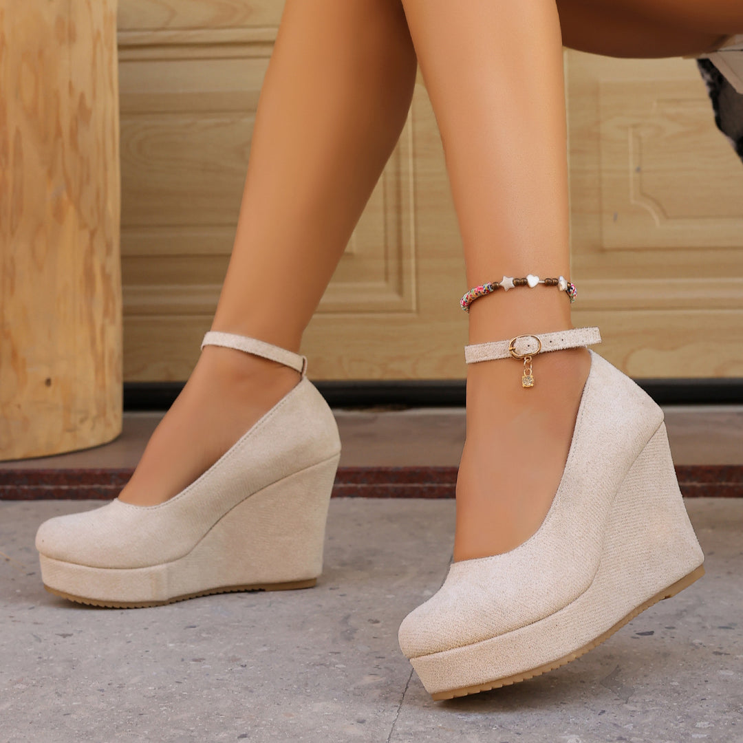 Damen Wedge-Pumps mit dekorativem Riemchen und exzellentem Fußbett EB