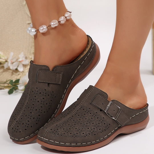 Damen Perforierte Komfort-Mules mit Zierlochmuster, verstellbarem Schnallenriemen und gepolstertem Fußbett EB