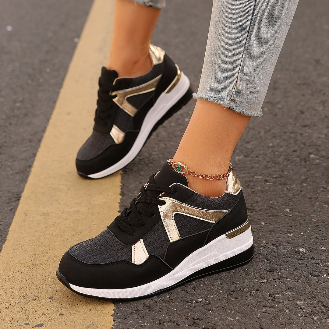 Damen sportlicher Keil-Sneaker mit gepolstertem Memory-Fußbett und eleganten Metallic-Akzenten EB