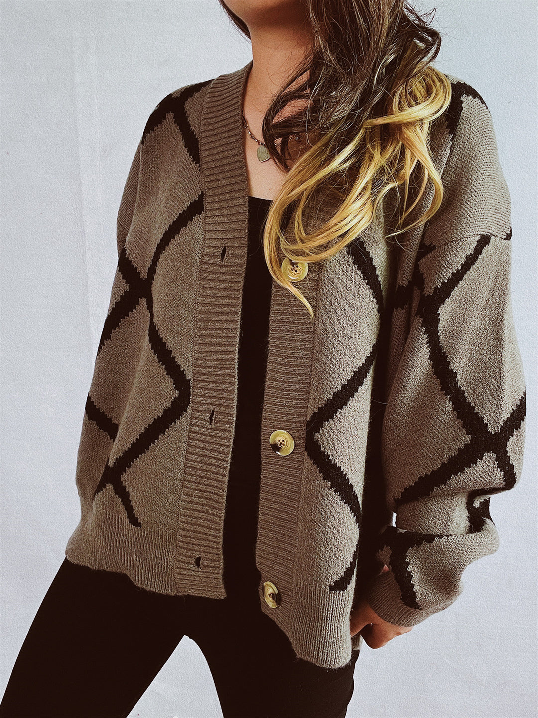 Damen Strickjacke mit modernem geometrischem Muster und hochwertigen Knopfdetails EB