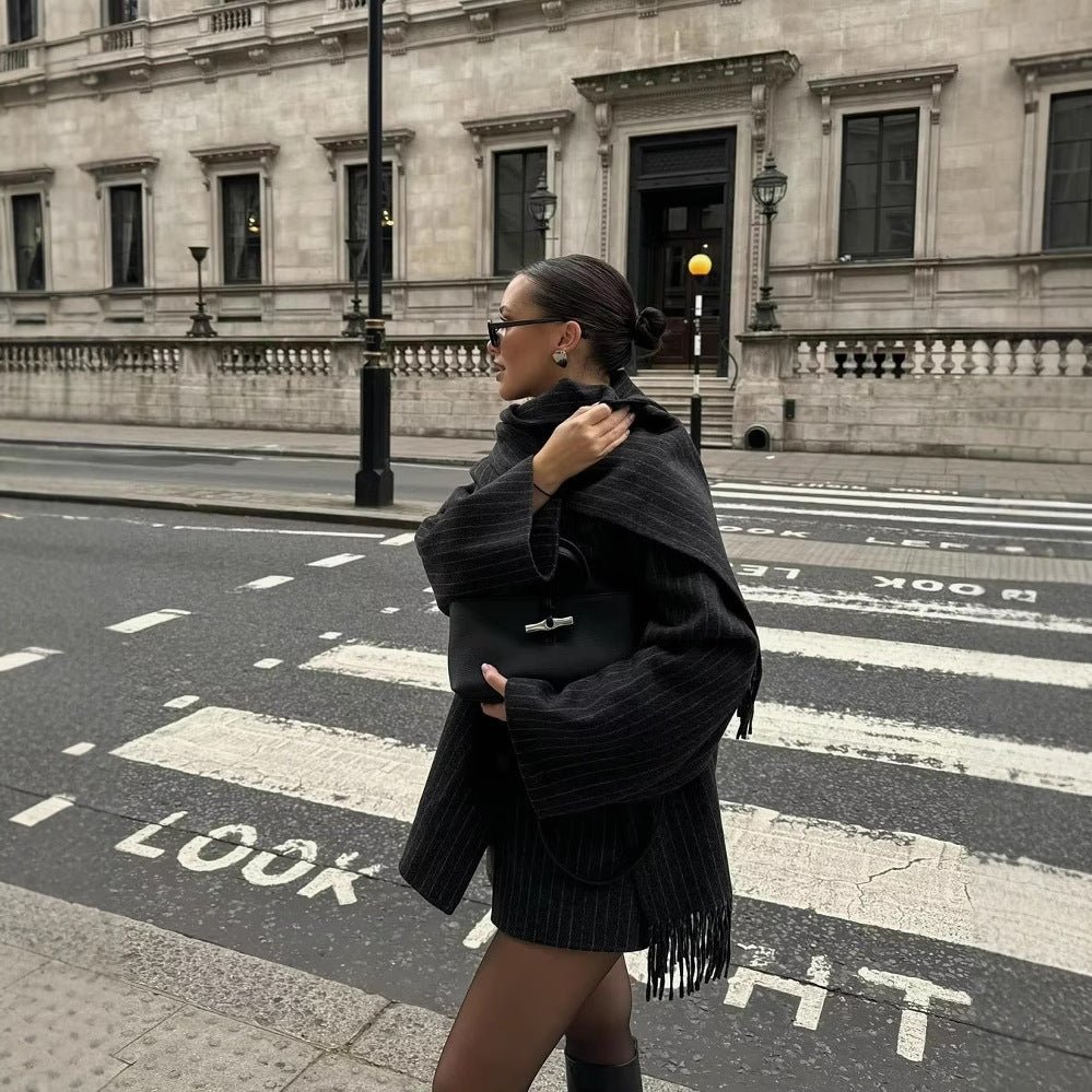 Damen modische Steppjacke mit asymmetrischem Kragen und einem eleganten Schal EB