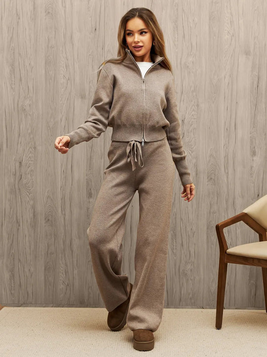 Damen Feinstrick-Zweiteiler mit taillierter Zip-Kapuzenjacke und weiten High‑Waist Kordelhose Eichborn Berlin