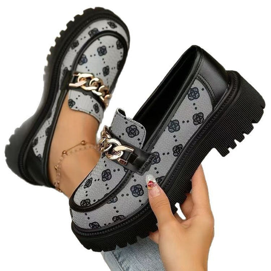 Damen Mokassins mit floralen Stickmustern und dekorativem Kettenelement EB