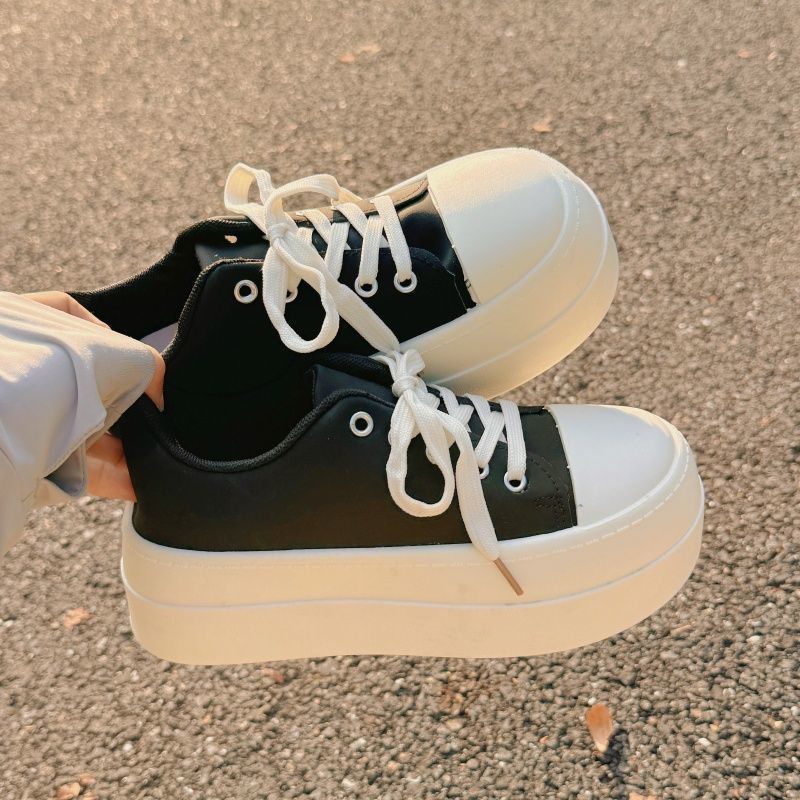 Damen Plateausneaker mit sportlicher Silhouette und modischem Schnürsystem EB