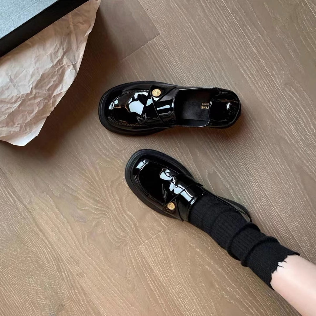 Damen Elegante Lackleder-Ballerinas mit modischem Riemchen und dekorativen Knopfdetails EB