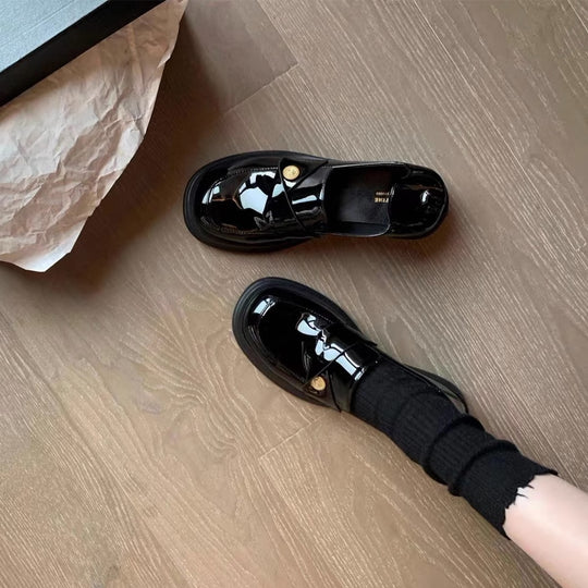Damen Elegante Lackleder-Ballerinas mit modischem Riemchen und dekorativen Knopfdetails EB