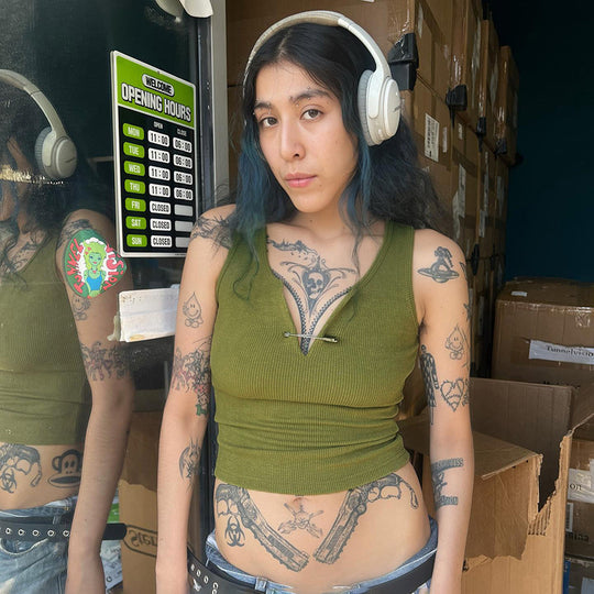Damen figurbetontes Trägershirt mit V-Ausschnitt und Sicherheitsnadel-Detail EB