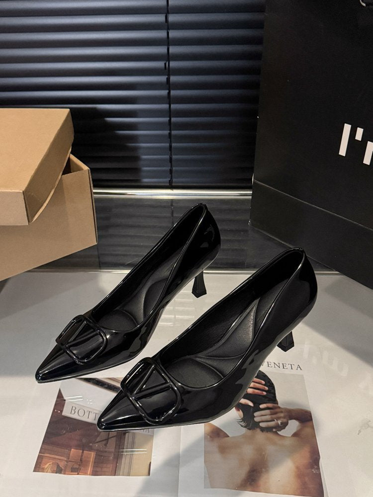 Damen elegante spitze Pumps mit modischem Logo-Detail EB