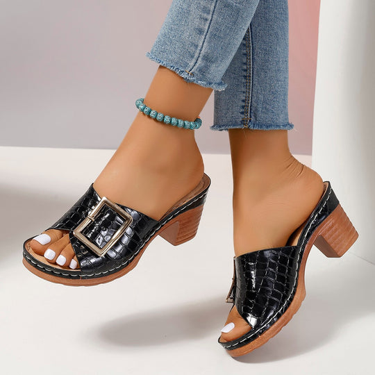 Damen Modische Mules mit elegantem Metallverschluss und texturiertem Obermaterial EB