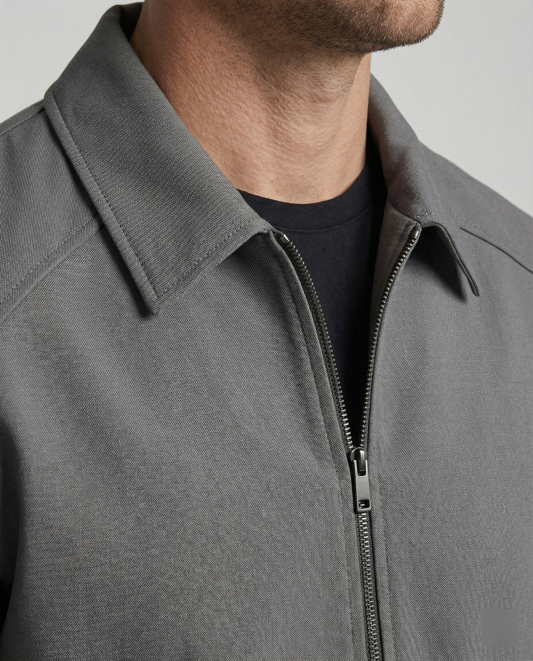 Herren kurze minimalistische Reißverschlussjacke mit Hemdkragen und kastiger Silhouette EB