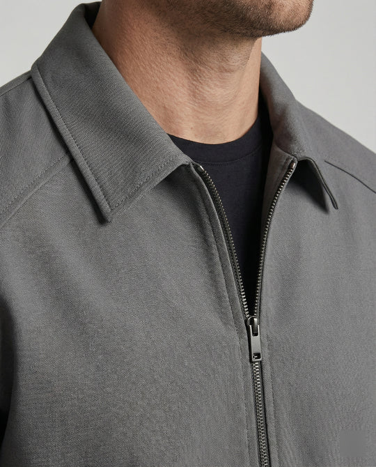Herren kurze minimalistische Reißverschlussjacke mit Hemdkragen und kastiger Silhouette EB