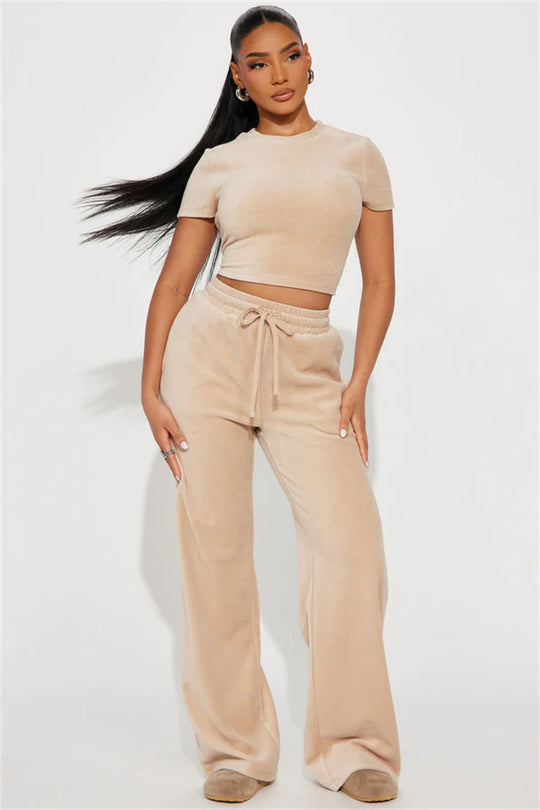 Damen Velours-Hausanzug mit bauchfreiem Shirt und weit geschnittener taillenhoher Jogginghose EB
