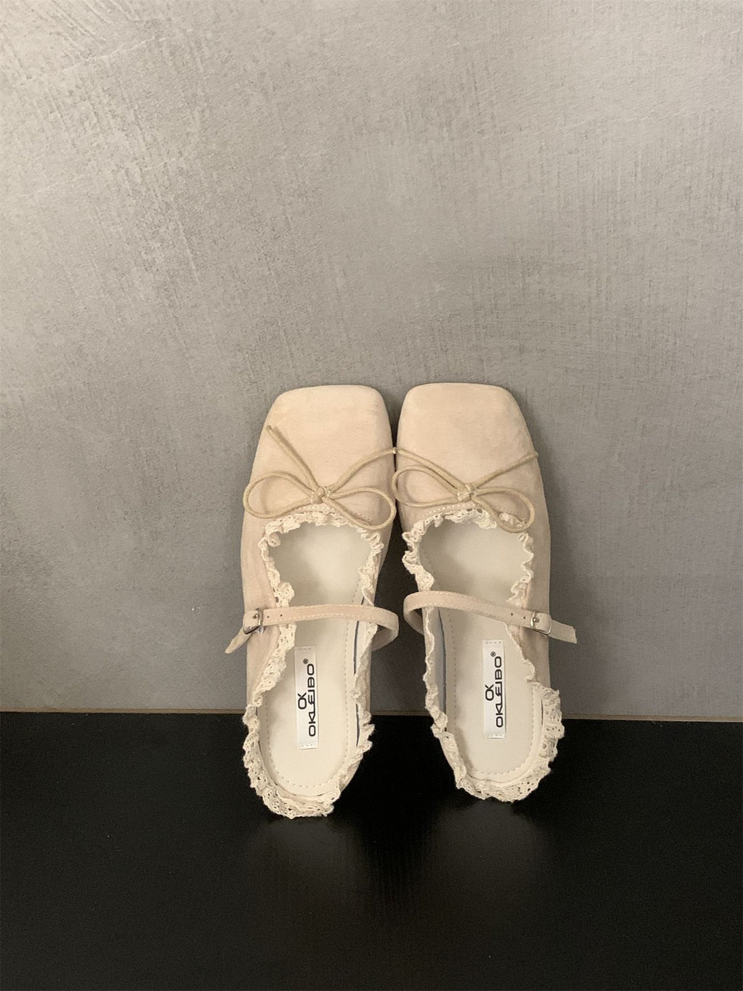 Damen elegante Ballerinas mit zartem Riemchen und Spitzenbesatz EB