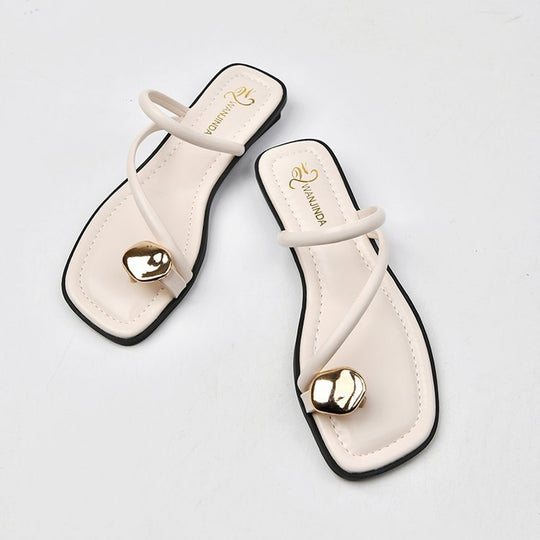 Damen modische Sandaletten mit elegantem Riemendesign und auffälligem Schmuckdetail EB